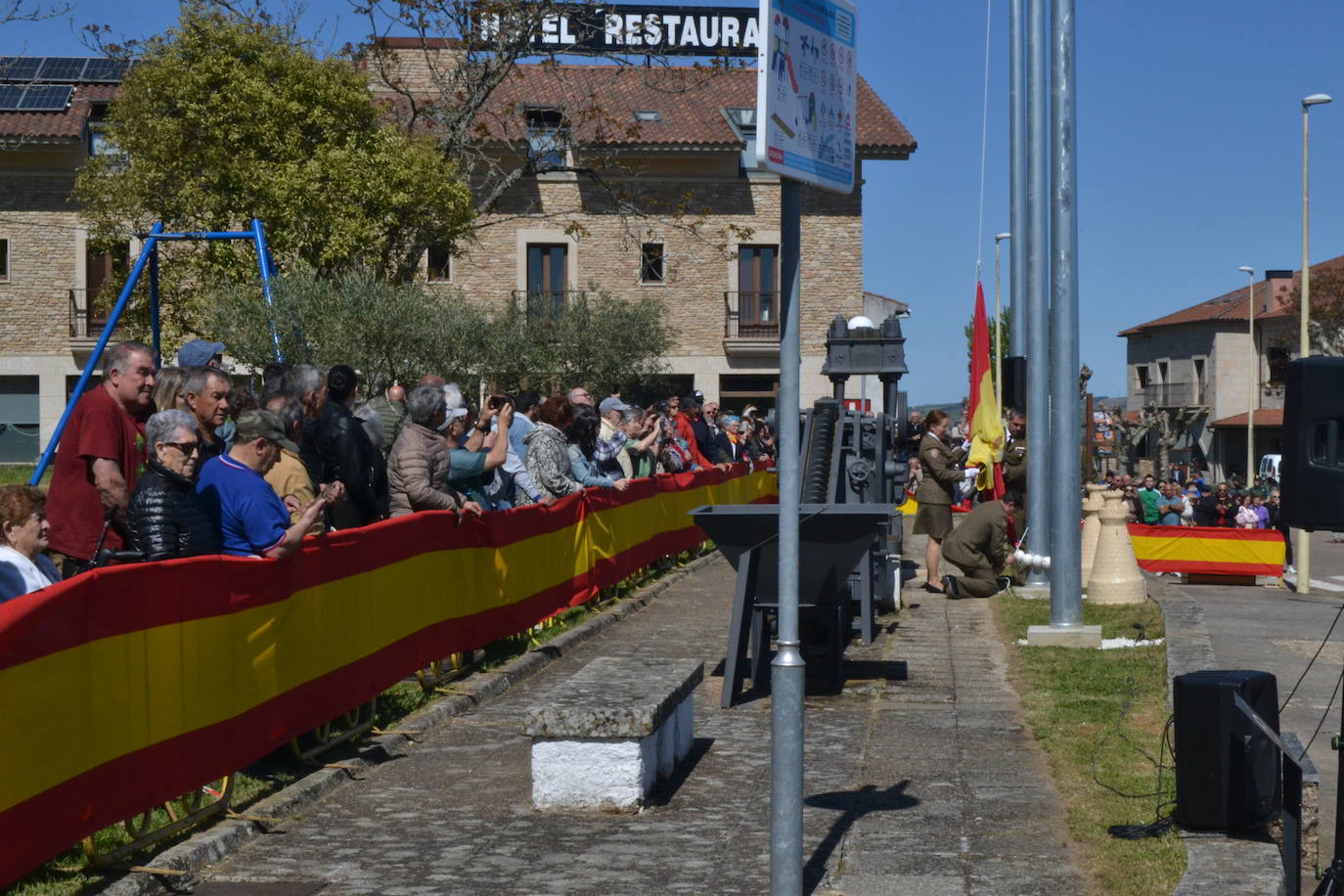 Aldeadávila alza la bandera y disfruta de una parada militar