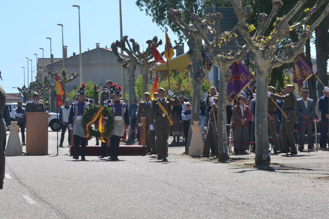 Aldeadávila alza la bandera y disfruta de una parada militar