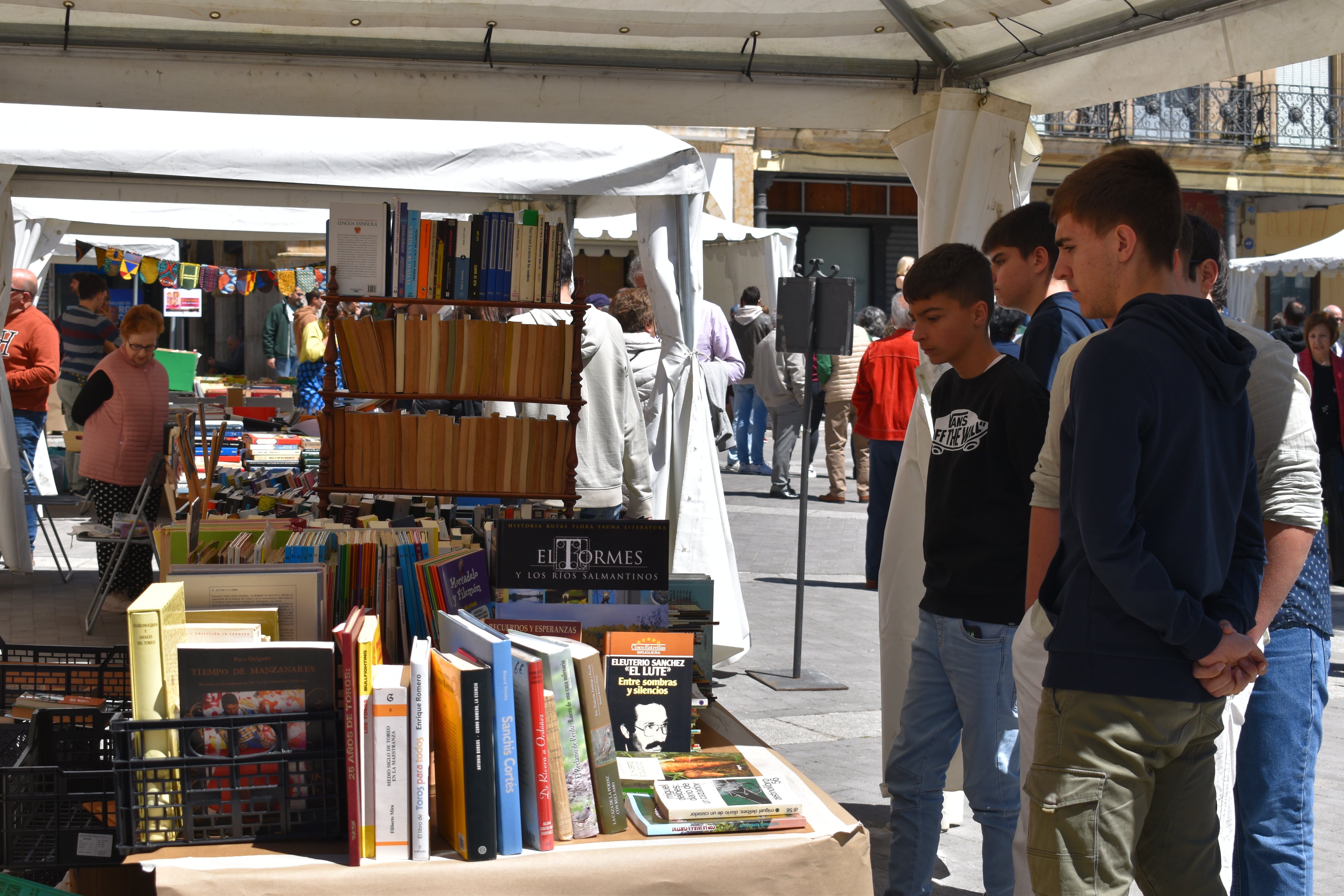 Libros, solidaridad y microrrelatos de esperanza en Alba de Tormes