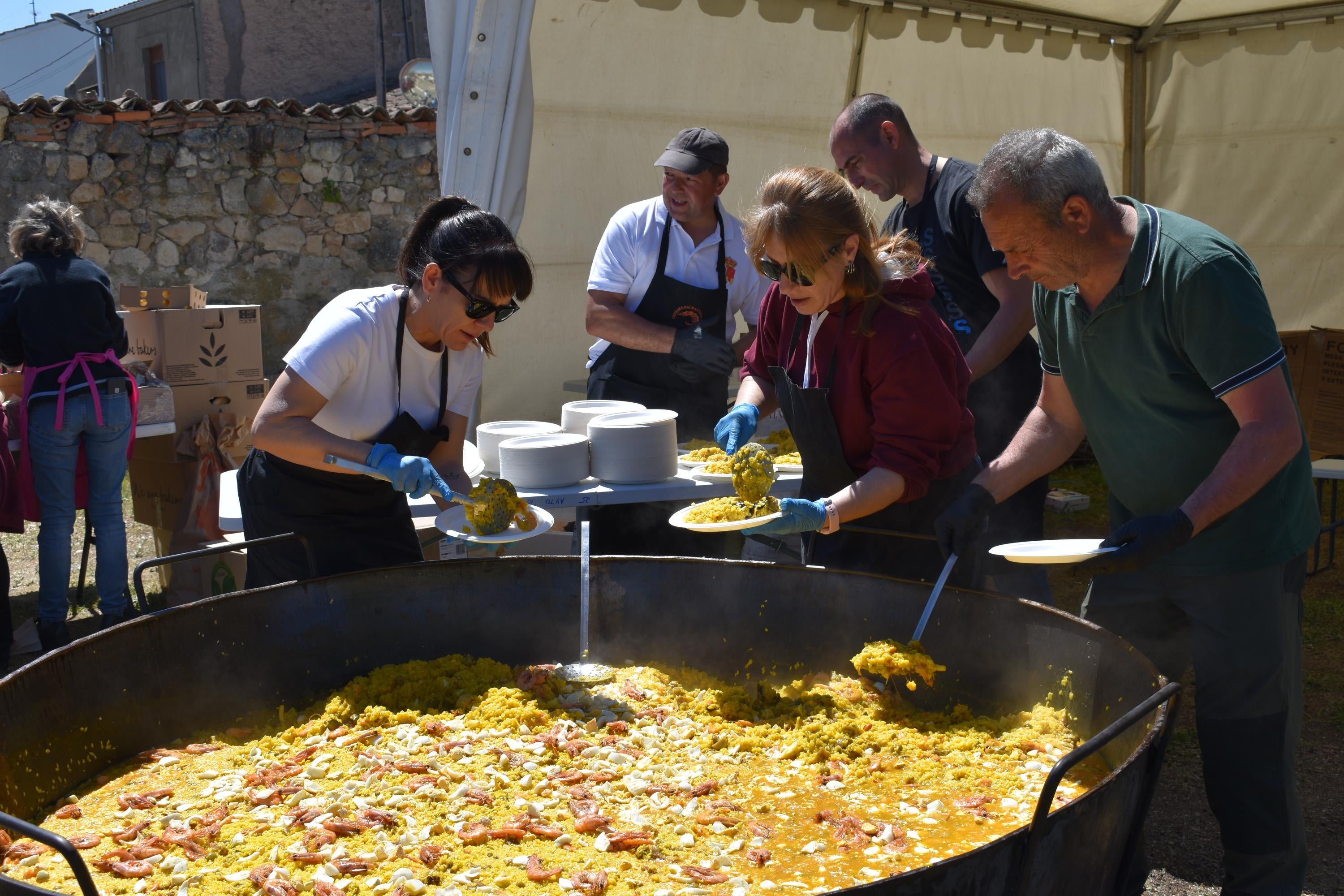 Paella para 400 personas en la víspera del día grande en Torresmenudas