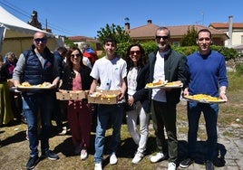 Grupos de amigos y familias al completo han participado en la comida.