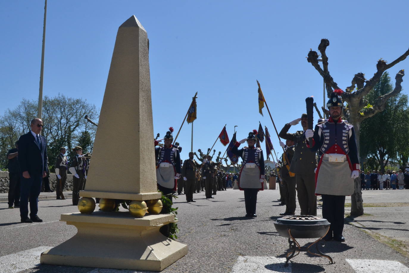 Aldeadávila alza la bandera y disfruta de una parada militar