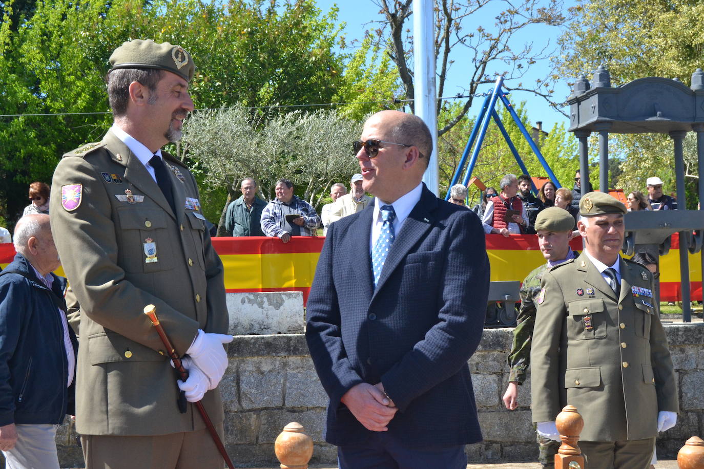 Aldeadávila alza la bandera y disfruta de una parada militar