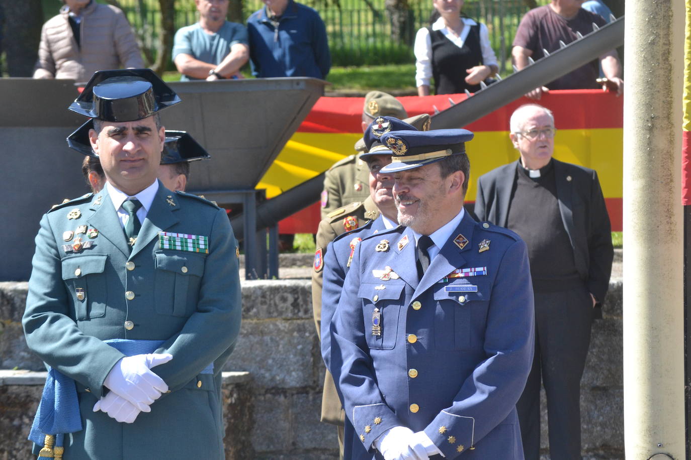 Aldeadávila alza la bandera y disfruta de una parada militar