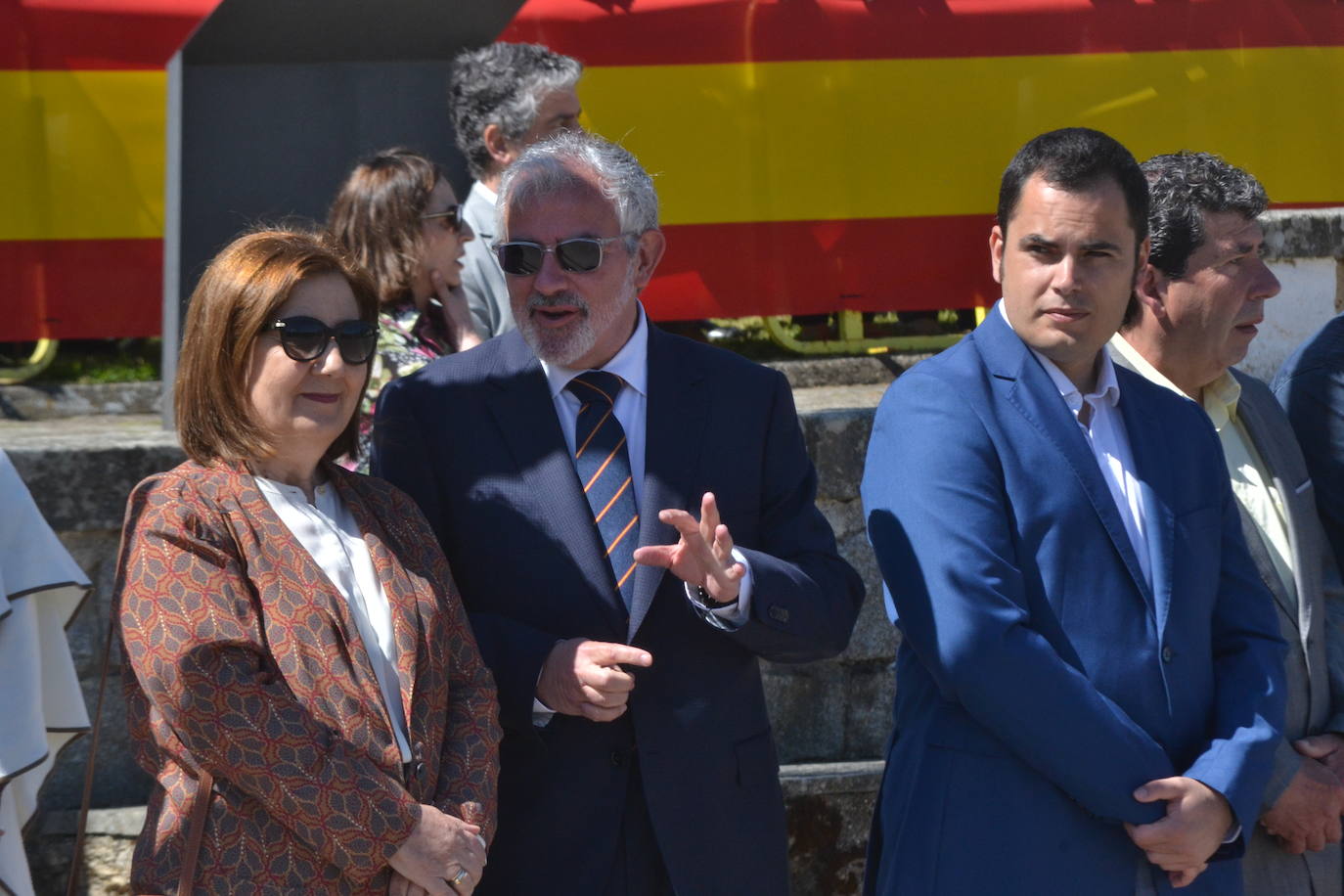 Aldeadávila alza la bandera y disfruta de una parada militar
