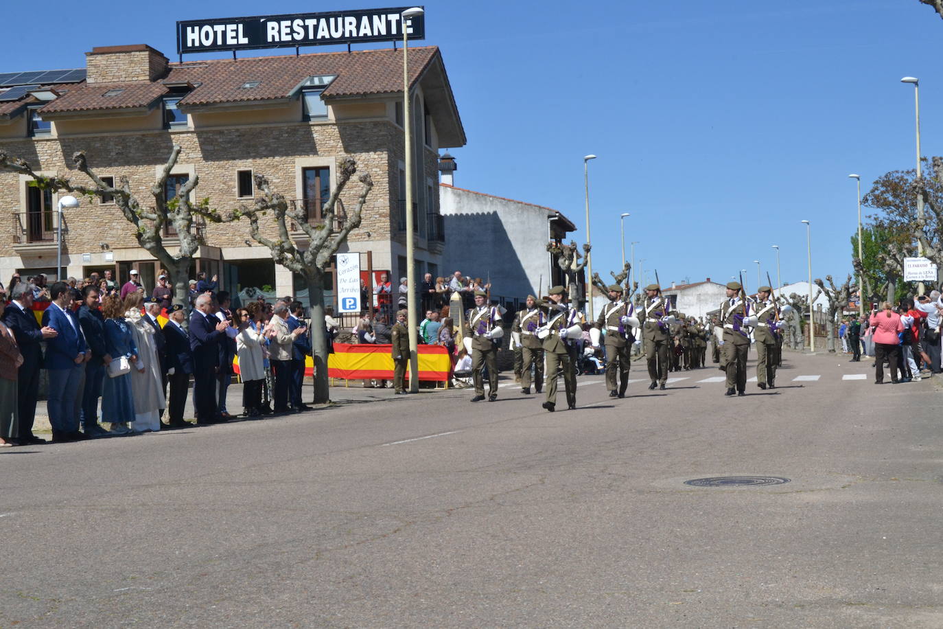 Aldeadávila alza la bandera y disfruta de una parada militar