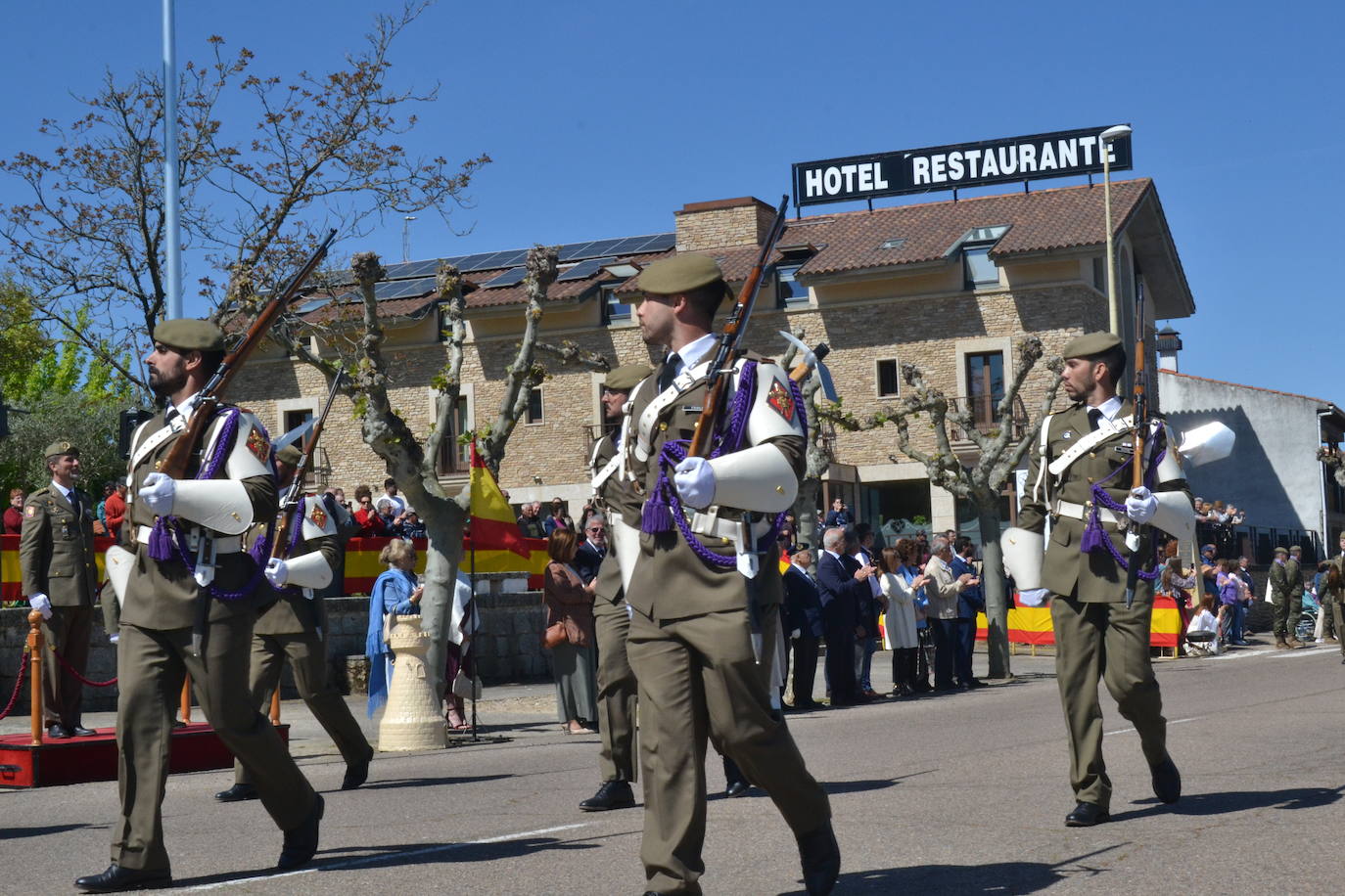 Aldeadávila alza la bandera y disfruta de una parada militar