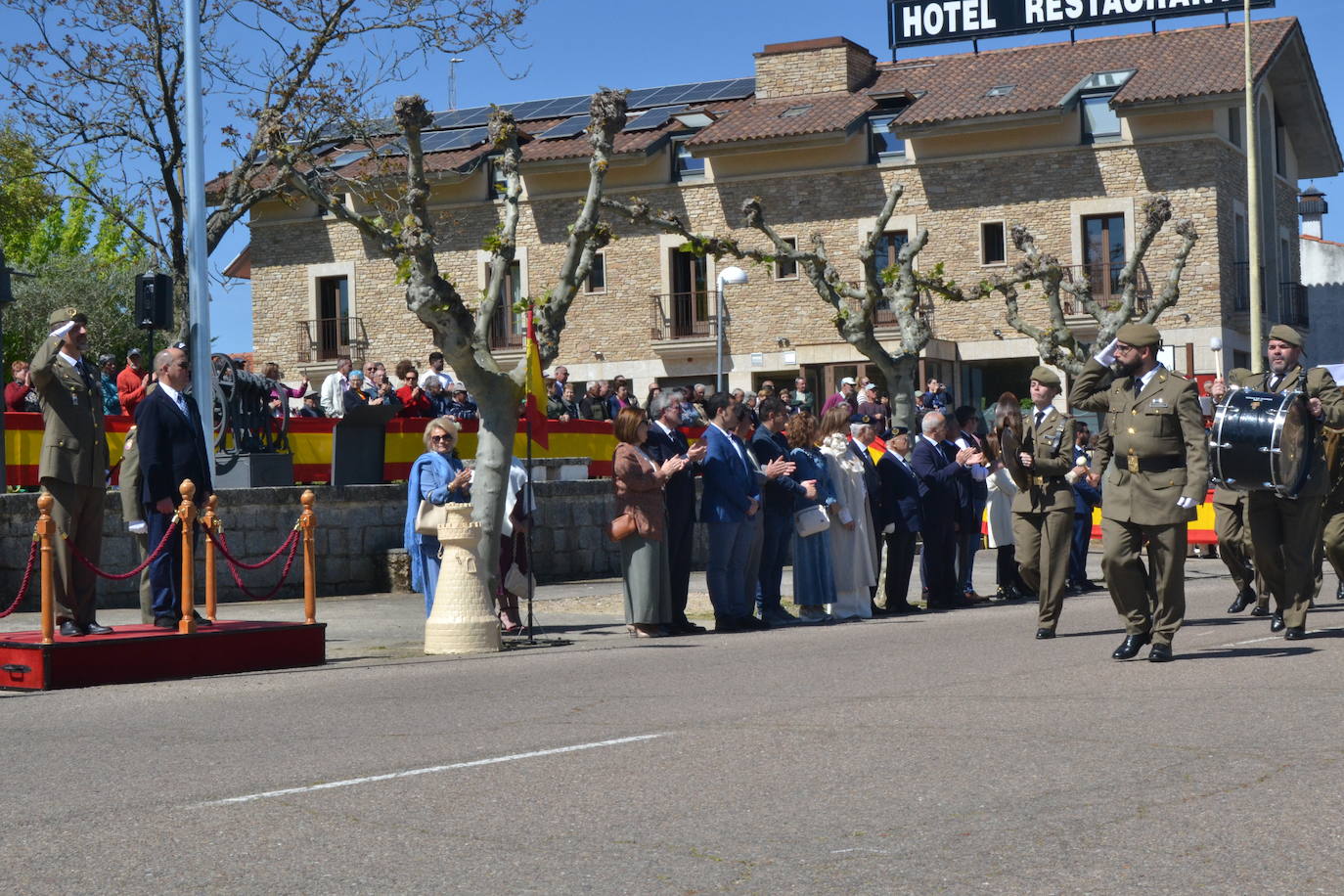 Aldeadávila alza la bandera y disfruta de una parada militar