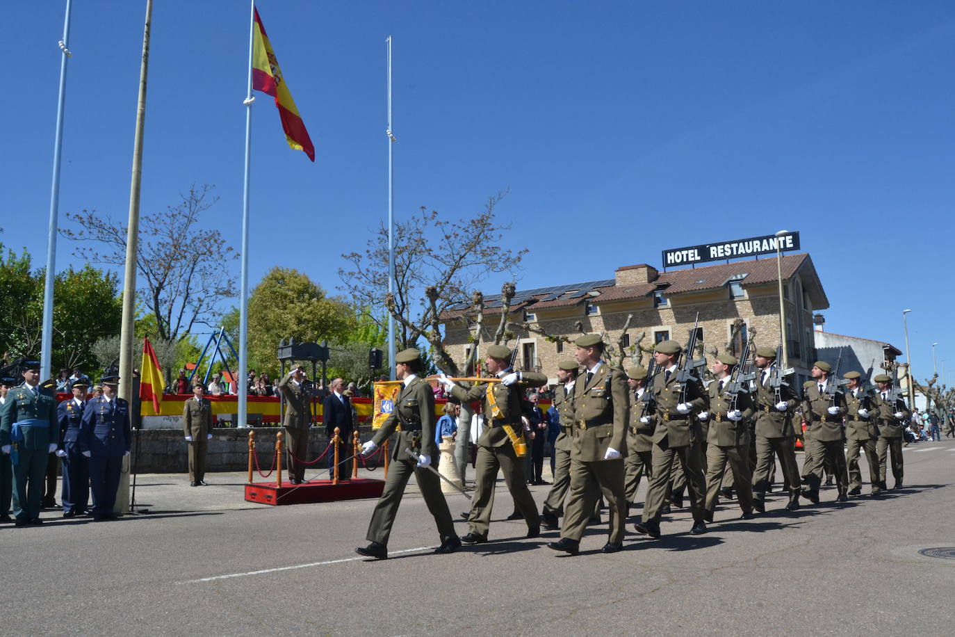 Aldeadávila alza la bandera y disfruta de una parada militar