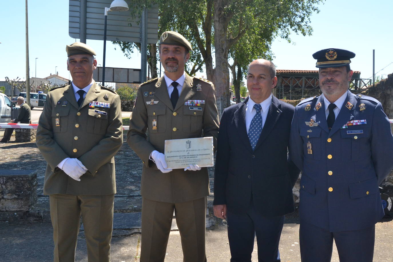 Aldeadávila alza la bandera y disfruta de una parada militar