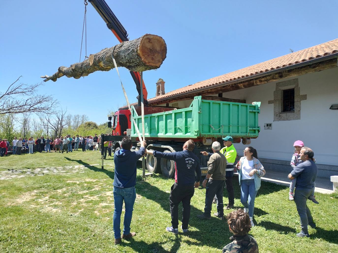 La picota de los quintos luce ya en Los Santos para recibir a la Virgen del Gozo