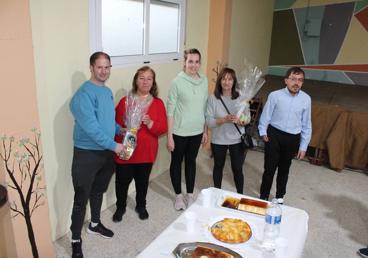 Pizarral disfruta del hornazo en la antesala del Lunes de Aguas