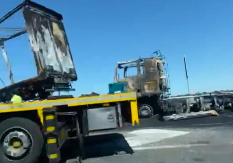 El camión totalmente calcinado en la A-62, a la altura de la Fuente de San Esteban.