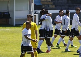 Benito y Souley se funden en un efusivo abrazo celebrando el primer tanto blanquinegro en el choque de este domingo.