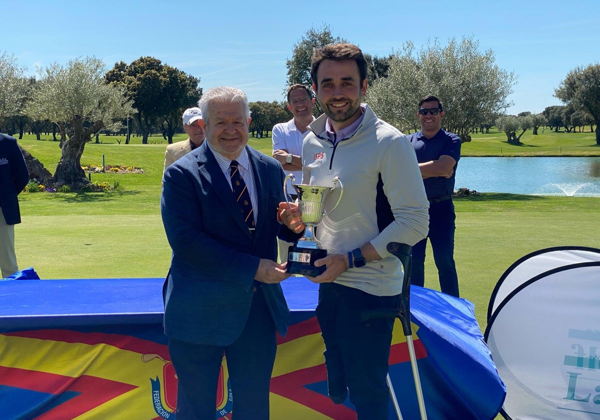 Imagen principal - La Valmuza vuelve a coronar a Juan Postigo en el Campeonato de España de Golf Adaptado