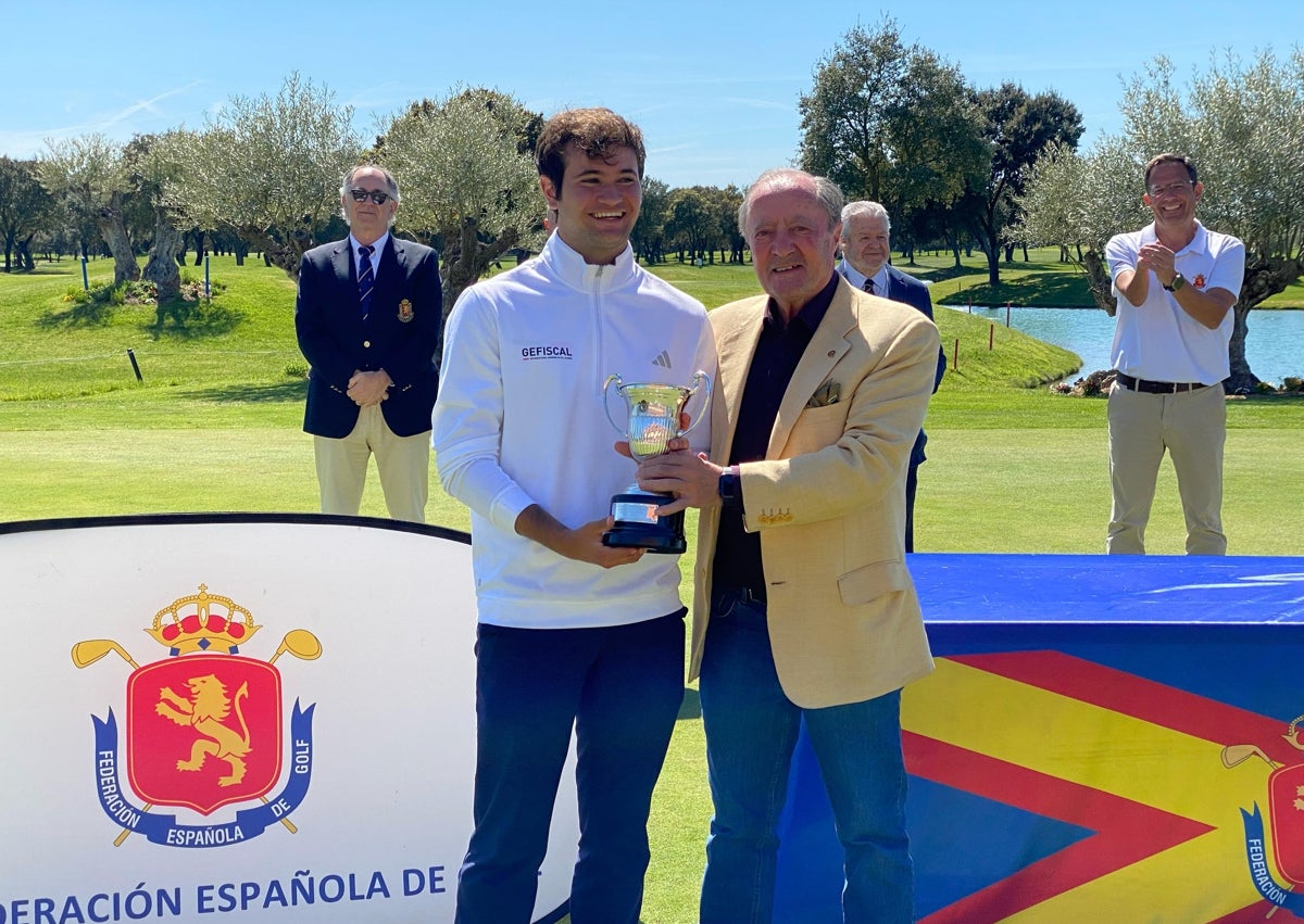 Imagen secundaria 1 - La Valmuza vuelve a coronar a Juan Postigo en el Campeonato de España de Golf Adaptado