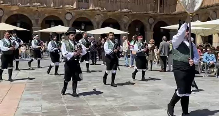 Grupos de folklore gallego en la Plaza Mayor.