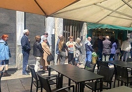 Varias personas a las puertas de una panadería de Salamanca.
