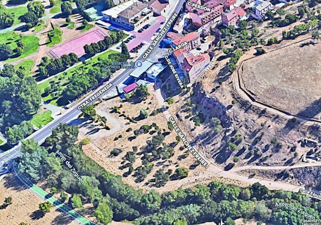 La calle «fantasma» a su paso junto al arroyo del Zurguén.