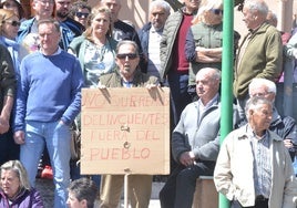 Vecinos durante la manifestación de este sábado frente al Ayuntamiento en busca de una solución.