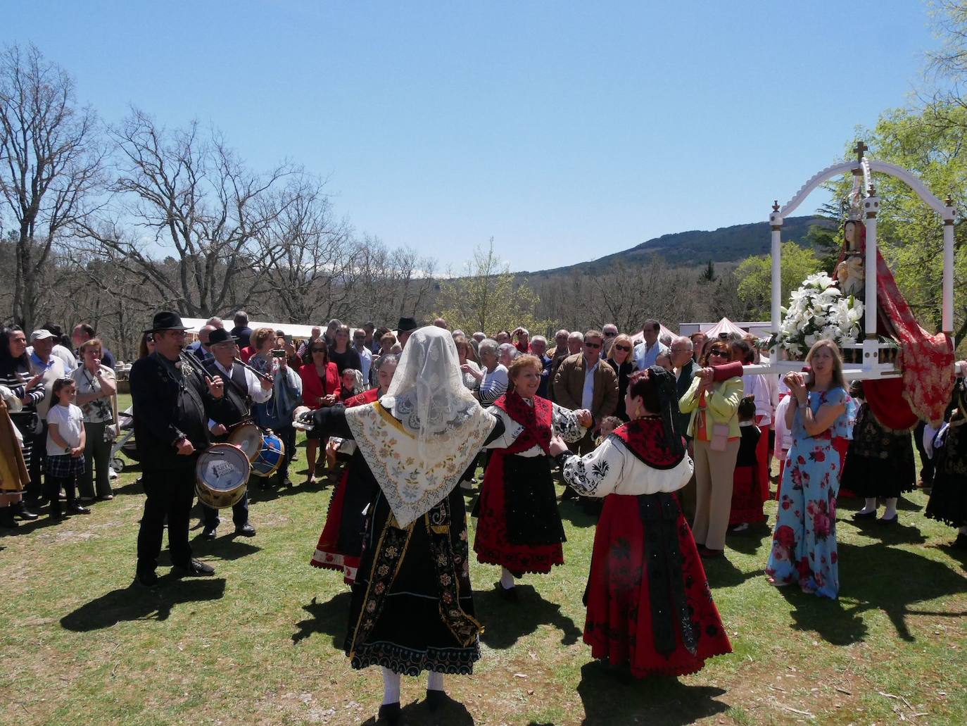 Linares de Riofrío disfruta de un intenso día en honor a la Virgen del Buen Suceso