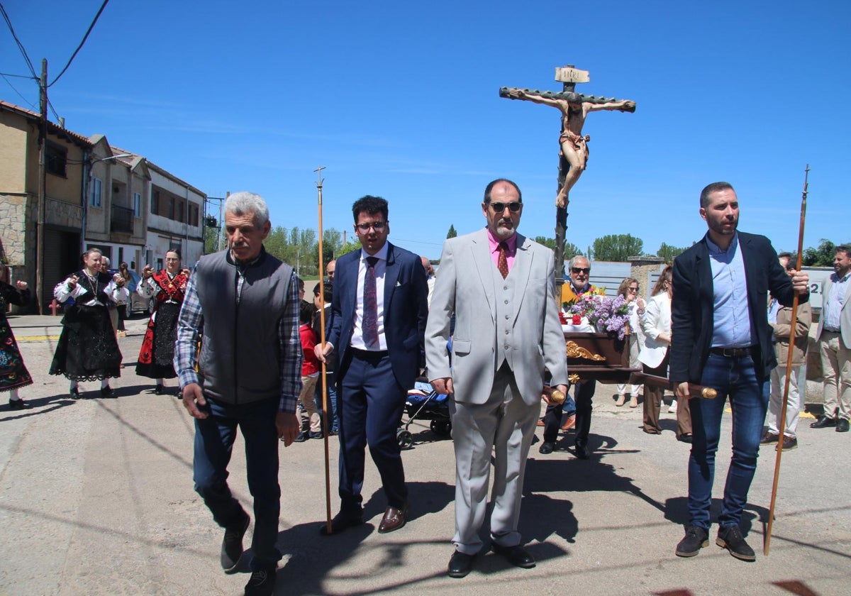 Vega de Tirados rinde honores al Cristo de las Aguas