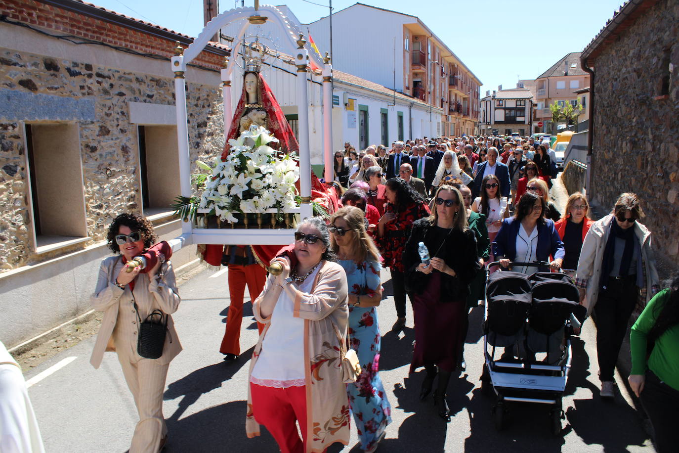 Linares de Riofrío disfruta de un intenso día en honor a la Virgen del Buen Suceso