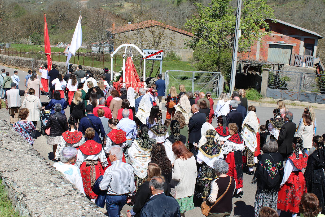 Linares de Riofrío disfruta de un intenso día en honor a la Virgen del Buen Suceso