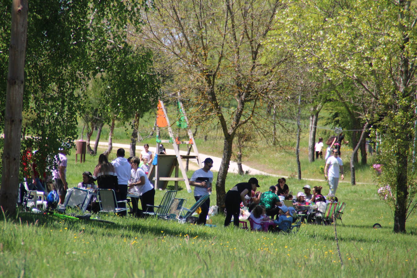Los guijuelenses disfrutan del Lunes de Aguas en la dehesa