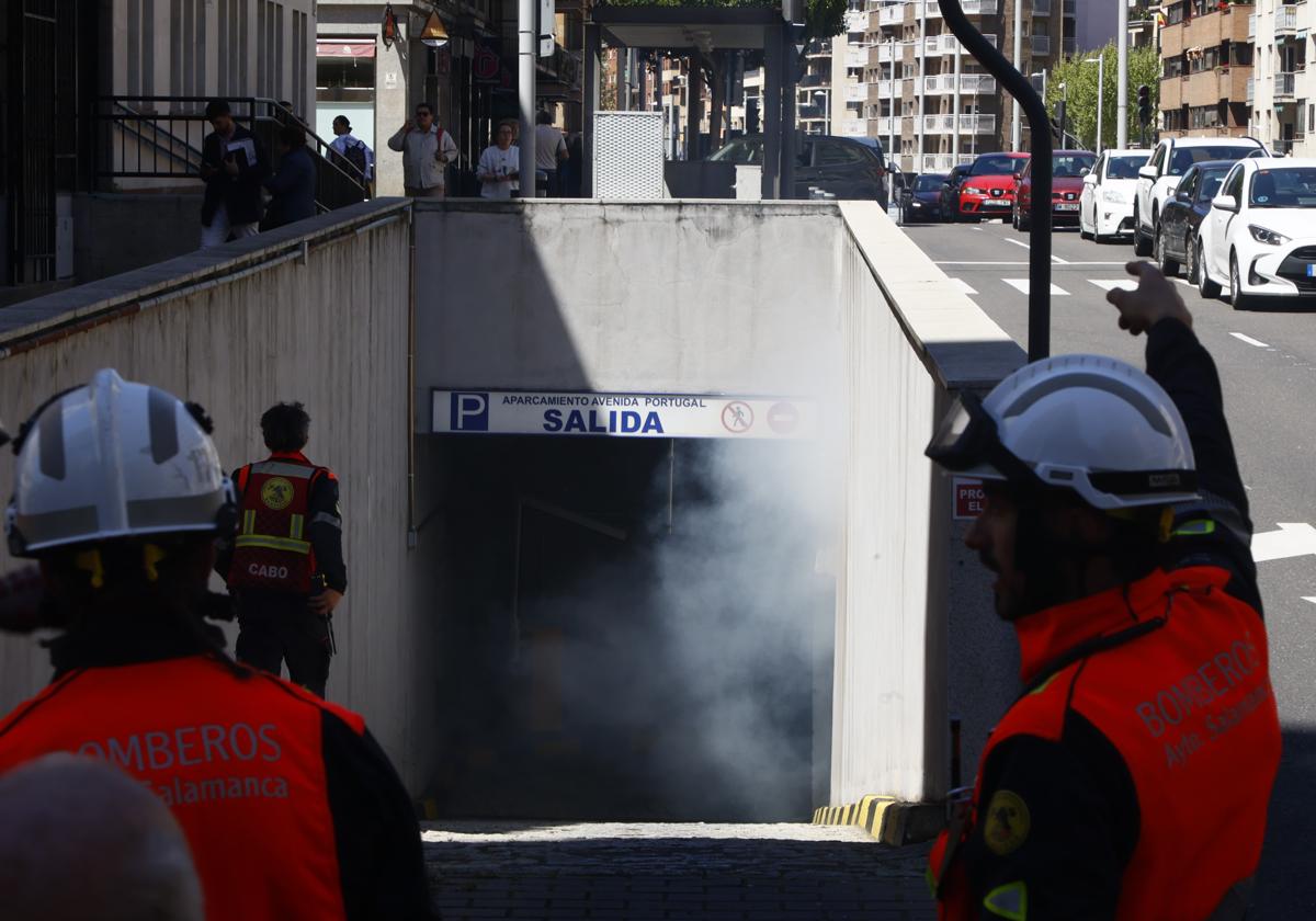 Imagen de los Bomberos ante el humo del parking de la avenida de Portugal.