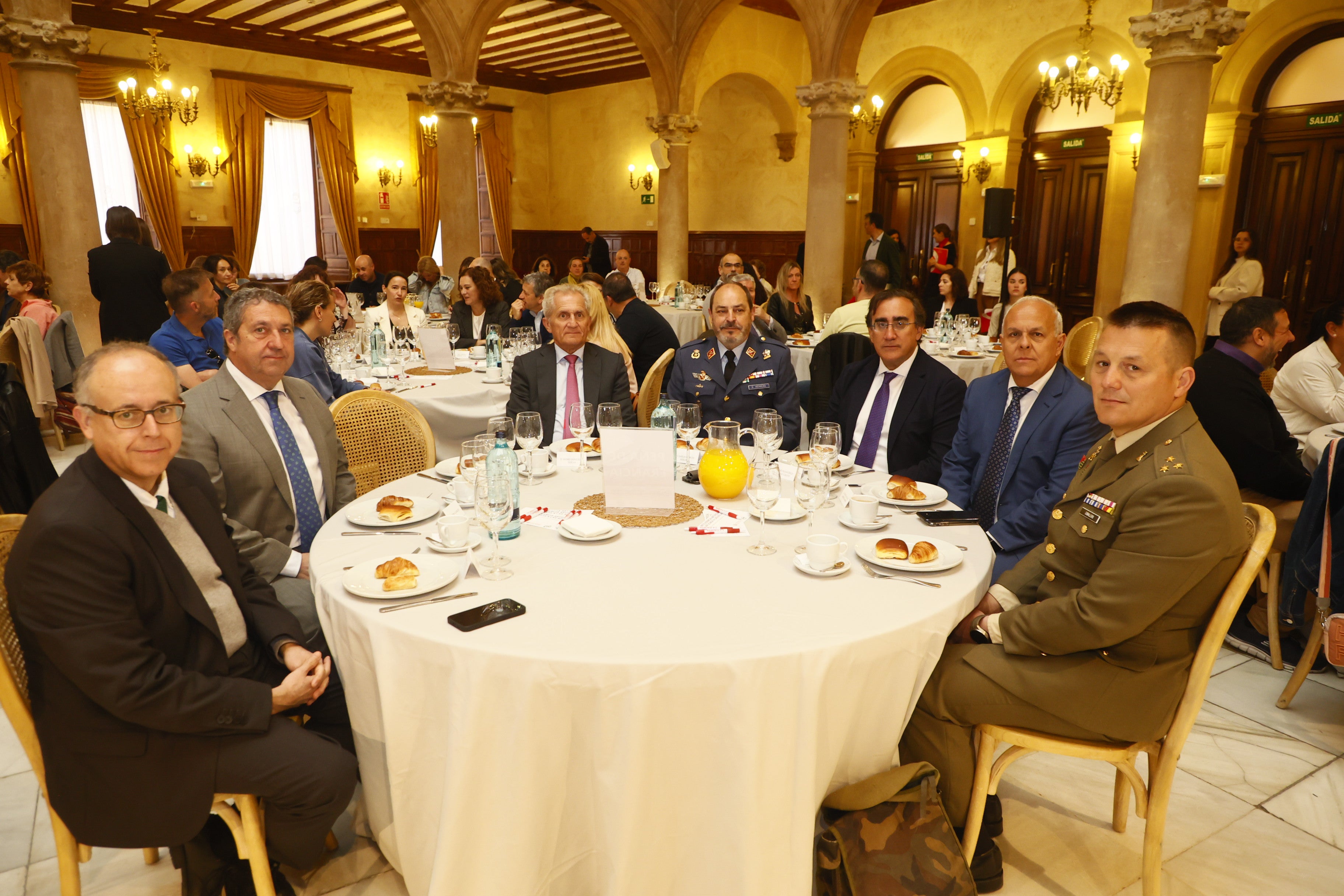 José Miguel Mateos Roco (vicerrector de Investigación de la Universidad de Salamanca), Pedro García García (gerente de la Universidad de Salamanca), Jaime González Lucas (director general de LA GACETA), Emilio García Herrera (subdelegado de Defensa), José Francisco Diego Calvo (director territorial de ICECYL Salamanca), Ángel Miguel Morín Ramos (director provincial de Educación y Ciencia de la Junta de Castilla y León) y Francisco Caballero Vicente (capitán de ingenieros en el REI 11).
