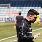 Jorge García charla con su banquillo durante el encuentro de este pasado domingo en el Helmántico frente al Langreo.