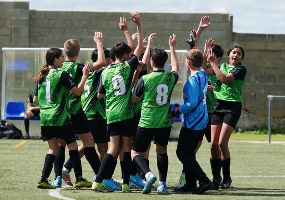 Los jugadores del Cristo Rey infantil hacen una piña antes de comenzar su partido.