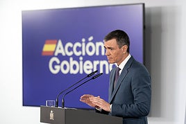 El presidente del Gobierno, Pedro Sánchez, comparece ante los medios, en el Palacio de la Moncloa.