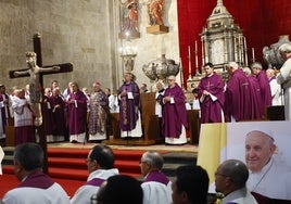 Una imagen del papa Francisco presidía el altar de la Catedral
