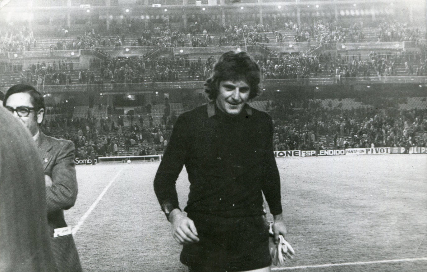 Uno de los partidos de liga que disputó en el Santiago Bernabéu. En la imagen, tras perder por 1 a 0, con gol de Santillana, el 10 de abril de 1976.