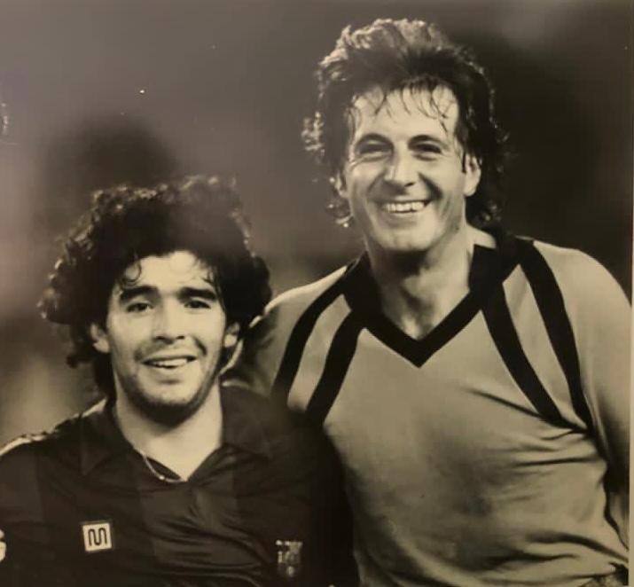 Conservamos esta fotografía del 6 de noviembre de 1982 de Jorge junto a Diego Armando Maradona, durante el partido de liga en Barcelona en el que la UDS perdió 3-0 con goles de Víctor, Schuster y Quini.