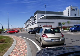 Coches circulando en torno al Hospital durante las horas del apagón.