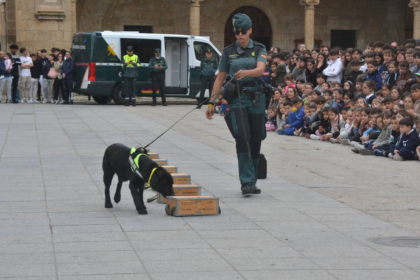Más de mil escolares de Ciudad Rodrigo se dan cita en una exhibición de la Guardia Civil