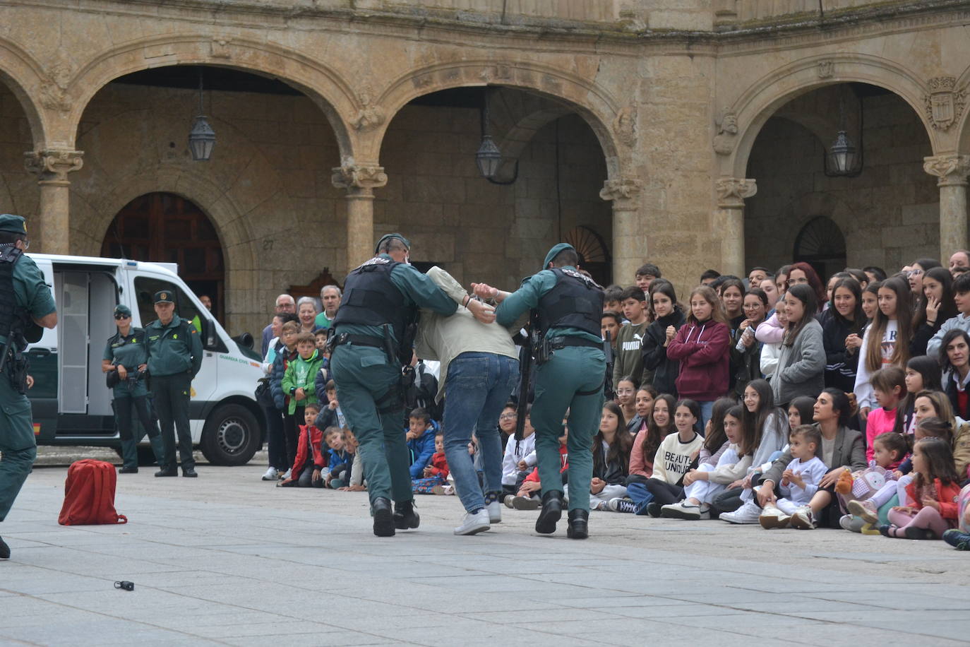 Más de mil escolares de Ciudad Rodrigo se dan cita en una exhibición de la Guardia Civil