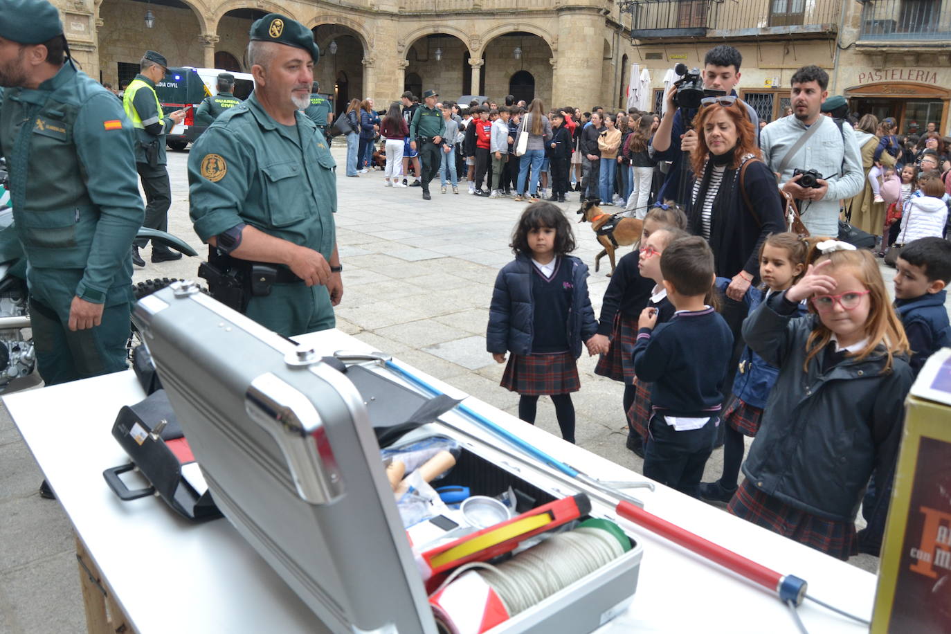 Más de mil escolares de Ciudad Rodrigo se dan cita en una exhibición de la Guardia Civil