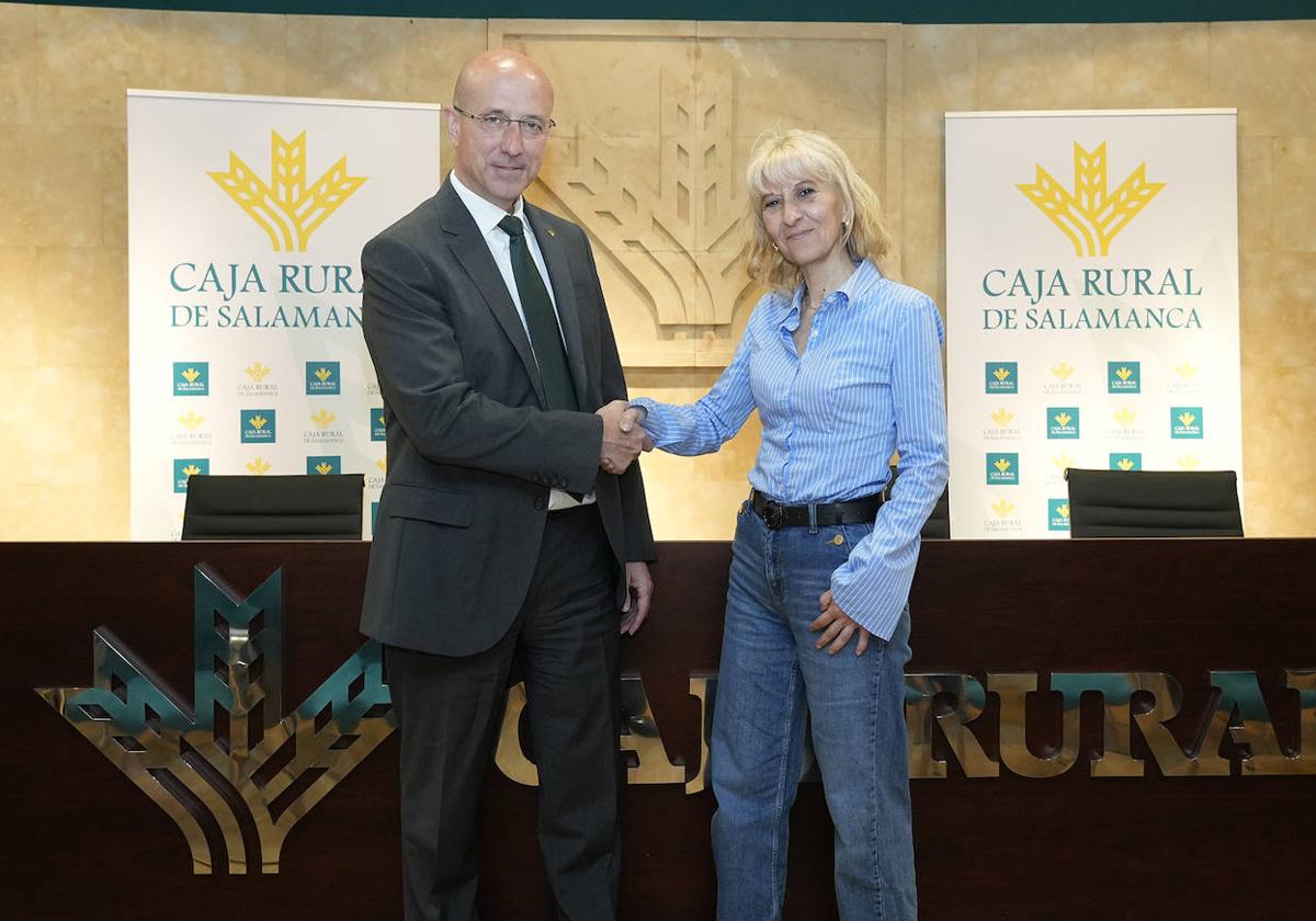Mila Benavente Martín, Delegada Provincial de AFIM Salamanca y Vicente Jaén Juanes, Director del Área de Negocio y Marketing de Caja Rural de Salamanca.