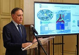 El alcalde, Carlos García Carbayo, junto al proyecto de urbanización de la plaza.