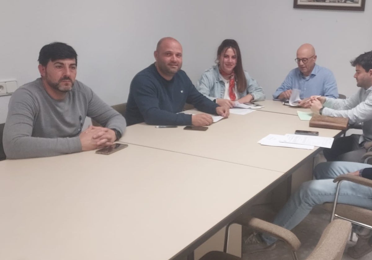 Parte de la corporación municipal antes del pleno.