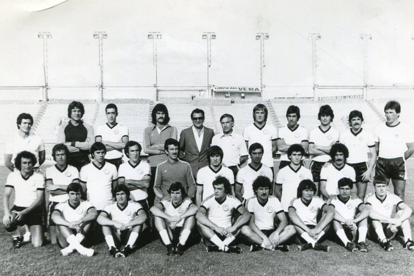Una imagen de la plantilla de la UDS en pretemporada en Primera División con Felipe Mesones al mando, que estuvo desde el año 1978 hasta 1980. Junto a él, Juanjo García Lavera, el preparador físico que después le acompañó en su época de entrenador.
