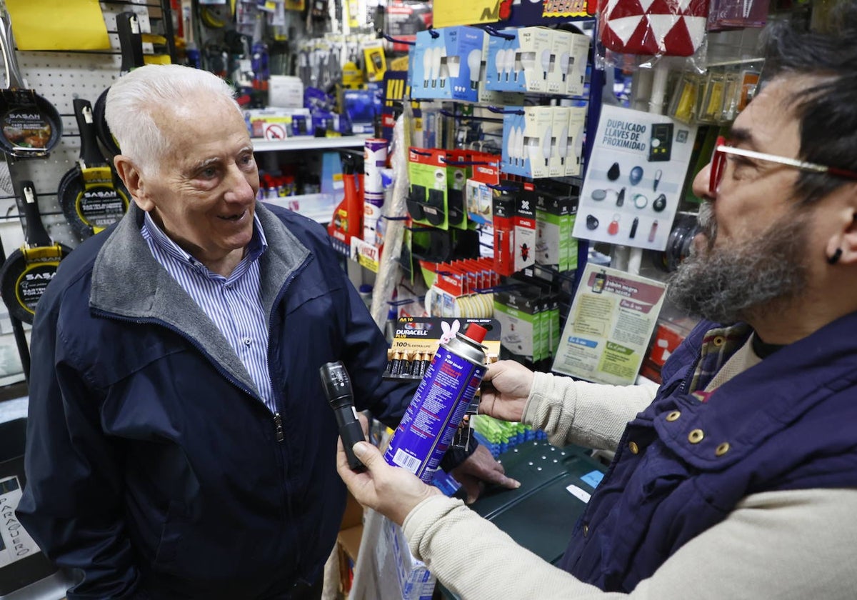 El apagón duplica las ventas de linternas, pilas y cocinillas de gas en Salamanca