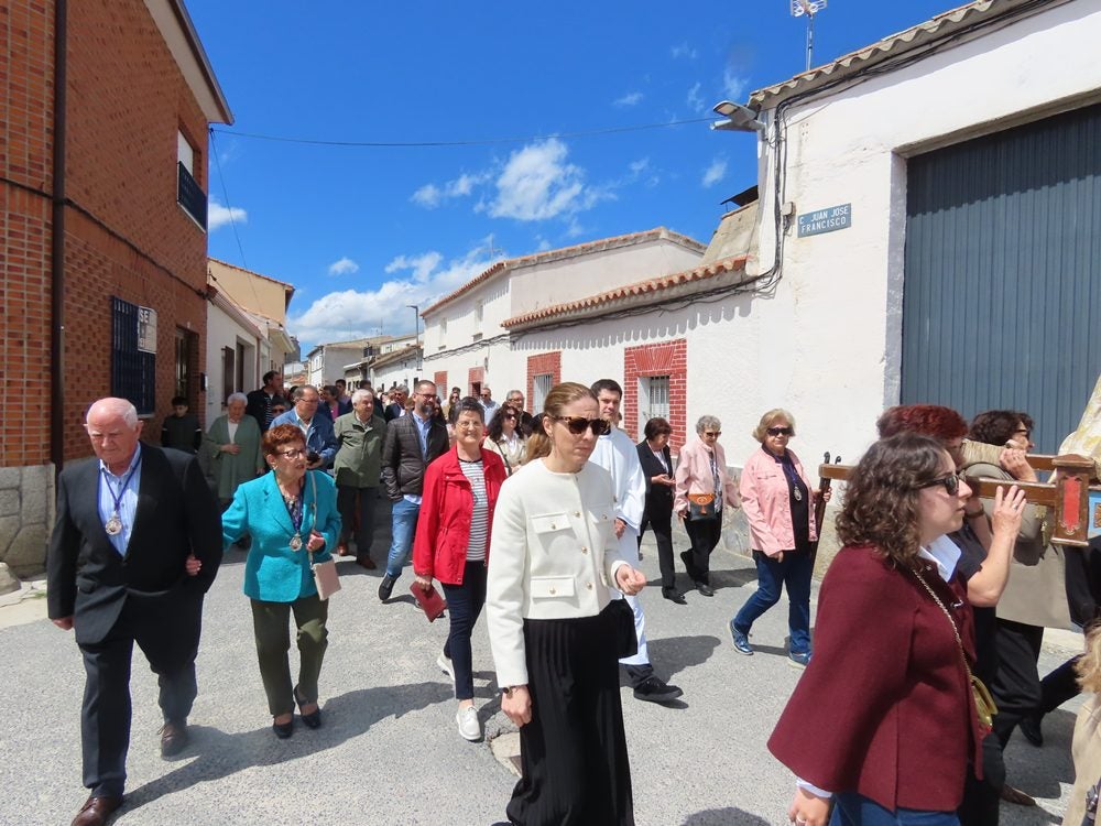 Procesión en honor al Santo Cristo del Monte por las calles de Alaraz