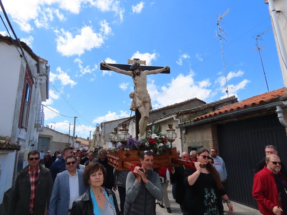 Procesión en honor al Santo Cristo del Monte por las calles de Alaraz