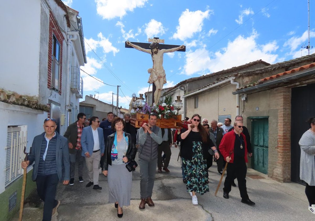 Procesión en honor al Santo Cristo del Monte por las calles de Alaraz