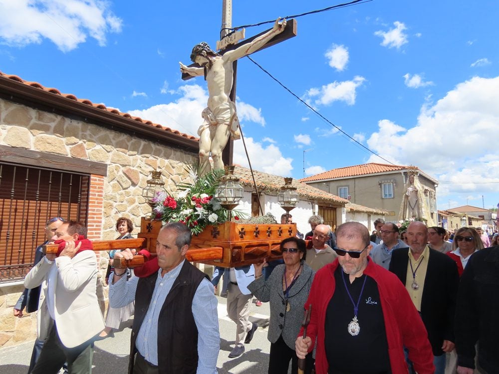 Procesión en honor al Santo Cristo del Monte por las calles de Alaraz